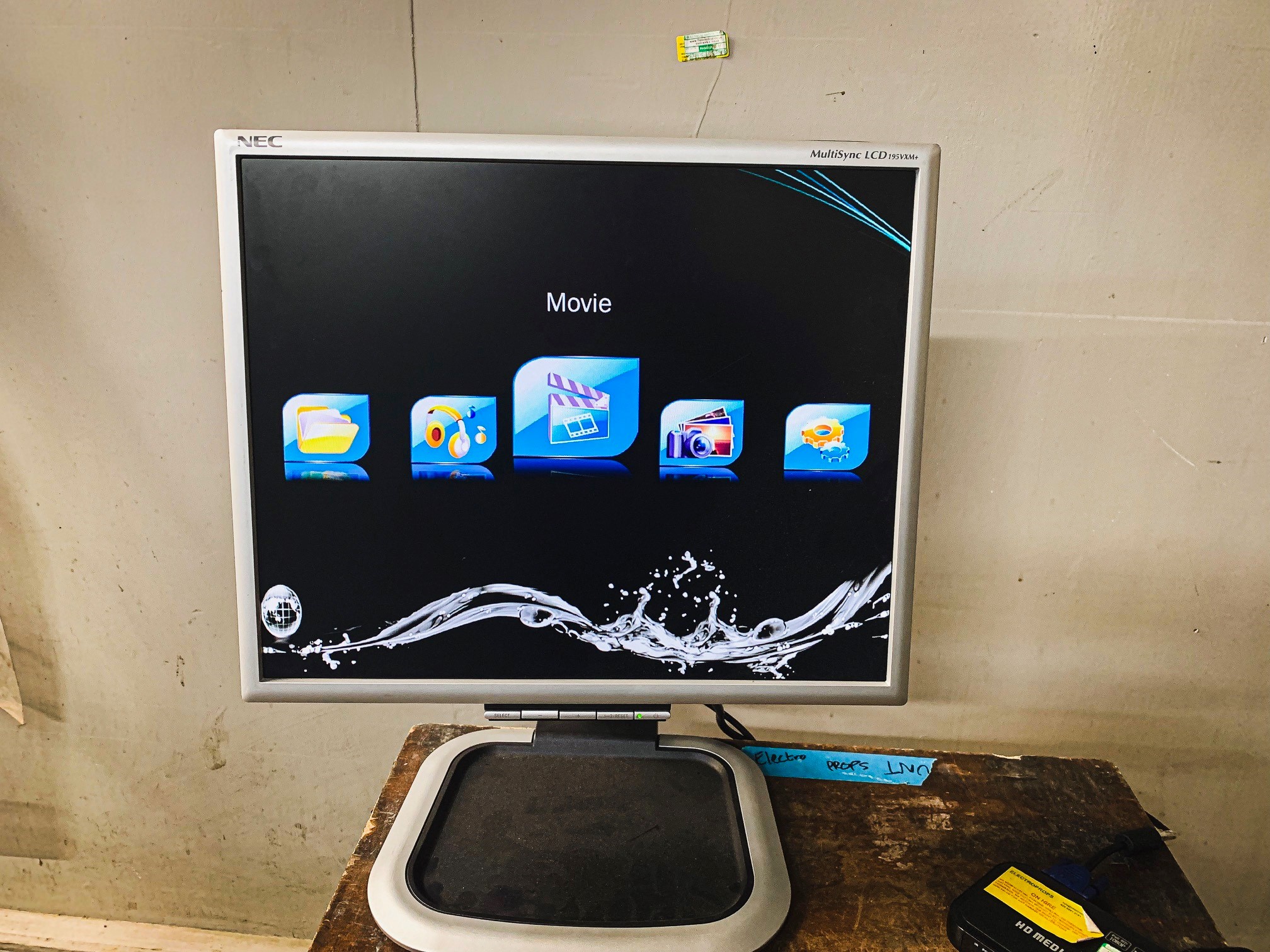 Practical Flat screen 19" LCD monitors (NEC Multisync LCD 195VXM