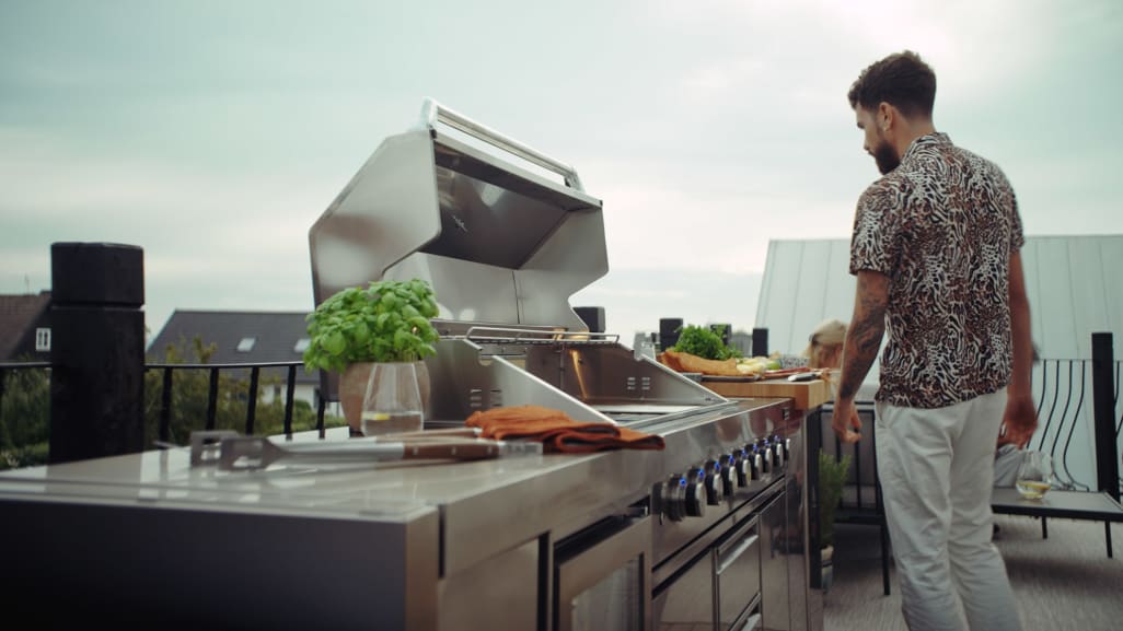 Stainless Collection - Vapaasti seisova kaasugrilli, jossa 6 poltinta ja infrapuna PowerSear Zone