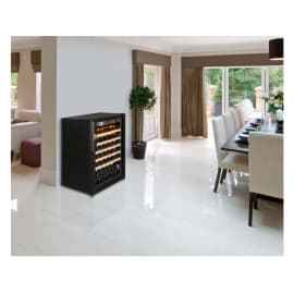 Svart vinlagringsskåp med glasdörr i matsal 