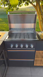Designer Series - Freistehender Gasgrill mit 5 Brennern und Infrarot-Seitenbrenner