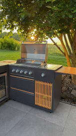 Designer Series - Freistehender Gasgrill mit 5 Brennern und Infrarot-Seitenbrenner