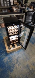 (Outlet) - Frittstående vinskap - WineExpert 24 Fullglass Black 