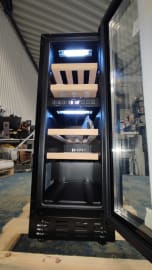 (Outlet) - 	Innbyggbart vinskap - Arctic Collection 30D Fullglass Black