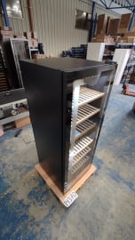 (Outlet) - Frittstående vinskap - WineExpert 126 Fullglass Black 