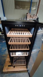 (Outlet) - Frittstående vinskap - WineExpert 126 Fullglass Black 