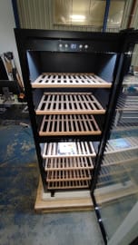 (Outlet) - Frittstående vinskap - WineExpert 126 Fullglass Black 