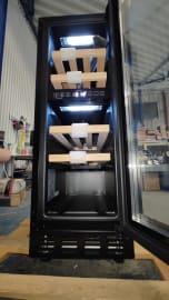 (Outlet) -Innbyggbart vinskap - Arctic Collection 30D Fullglass Black