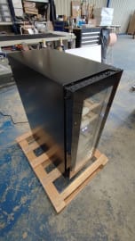 (Outlet) -Innbyggbart vinskap - Arctic Collection 30D Fullglass Black