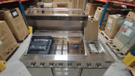 (Outlet) - Stainless Collection - Fristående gasolgrill med 6 brännare och infraröd PowerSear Zone