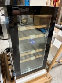 (Outlet) - Innbyggbart vinskap - Arctic Collection 40D Fullglass Black