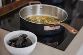 Sautépfanne mit Deckel 28 cm – Schwarz