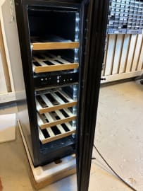 (Outlet) - Innbyggbart vinskap - WineCave 800 30D Fullglass Black