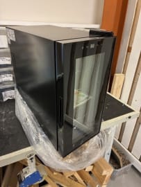 (Outlet) - Fritstående vinkøleskab - Tundra Collection 10 Black