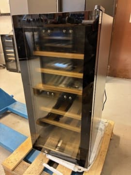 outlet-fristaende-vinkyl-wineexpert-24-fullglass-black