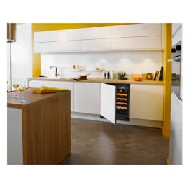 vinlagringsskap-fran-eurocave-med-med-matchande-koksdesign