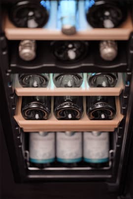 freistehender-weinkuhlschrank-northern-collection-18-black