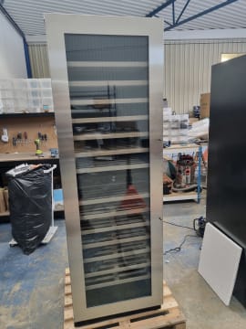 outlet-einbau-weinkuhlschrank-winecave-187-stainless-label-view