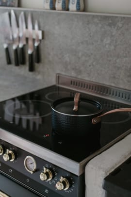 kasserolle-med-lokk-16-cm-1-6-liter-svart