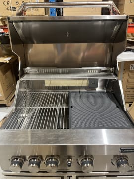 outlet-stainless-collection-frittstaende-gassgrill-med-4-effektive-brennere-og-infravarme