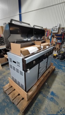 outlet-black-collection-freistehender-gas-und-holzkohlegrill