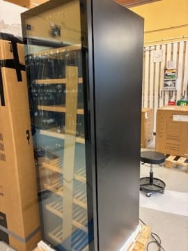 outlet-fritstaende-vinkoleskab-wineexpert-180-fullglass-black