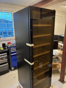 outlet-fritstaende-vinkoleskab-wineexpert-180-fullglass-black