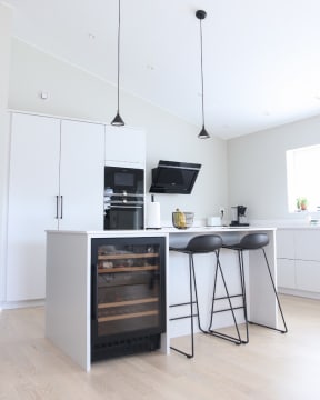 innbyggbart-vinskap-winecave-700-60d-anthracite-black