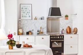 ensemble-piano-de-cuisson-noir-laiton-dolcevita-60-cm-piano-de-cuisson-a-induction-hotte-credence