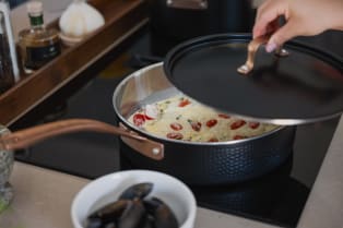 sautepfanne-mit-deckel-28-cm-schwarz