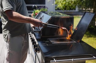 black-collection-frittstaende-gassgrill-med-6-brennere-og-infrarod-powersear-zone