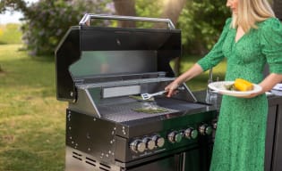 Free standing gas grill