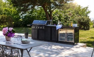 Schwarze Outdoorküche