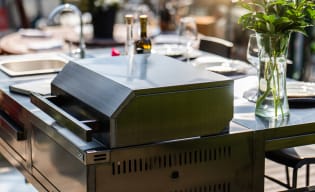 Vrijstaande houtskoolbarbecue