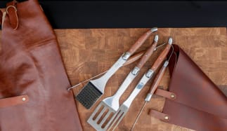 Eksklusivt grillsett - forkle, grytelapper, grillverktøy (3-deler)