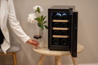 Vapaastiseisova termosähköinen viinikaappi - Northern Collection 8 Black