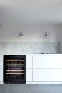 Innbyggbart vinskap - Arctic Collection 60D Fullglass Black