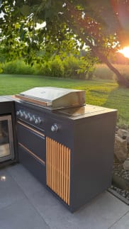 Designer Series - Frittstående gassgrill med 5 brennere og infrarød sidebrenner