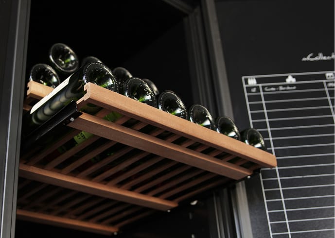 trahylla-med-vinflaskor-perspektiv-underifran