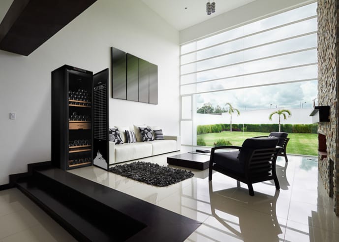 vinlagringsskap-med-exklusiva-trahyllor-i-upplyst-vardagsrum