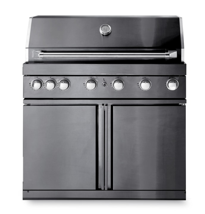 outlet-black-collection-fritstaende-gasgrill-med-6-blus-og-infravarme
