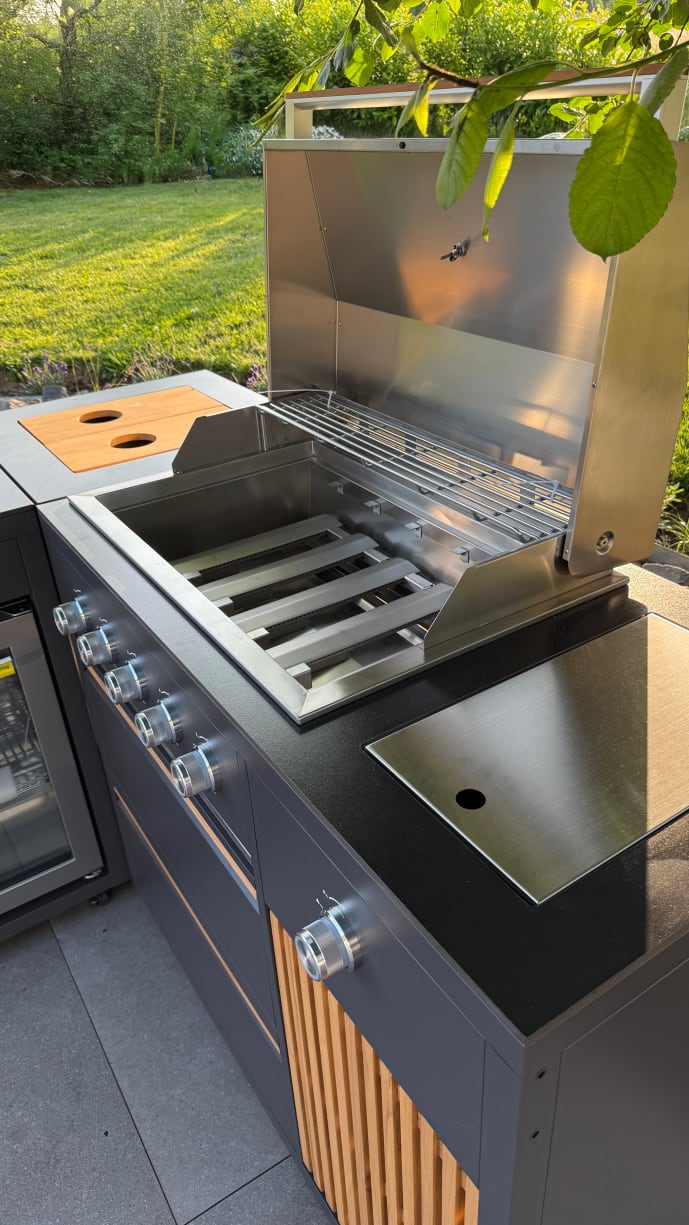 designer-series-fristaende-gasolgrill-med-5-brannare-och-infrarod-sidobrannare