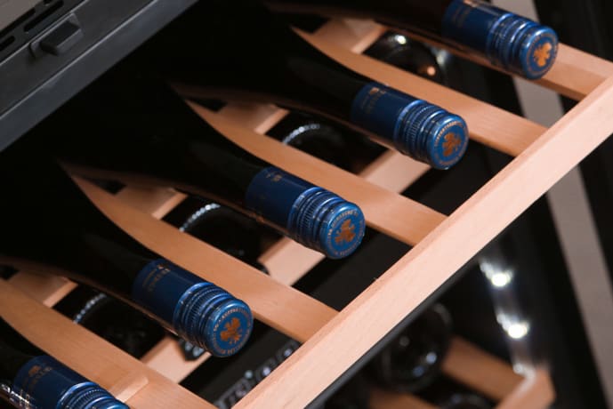 integrerbart-vinkoleskab-winekeeper-49d-stainless-messinghandtag