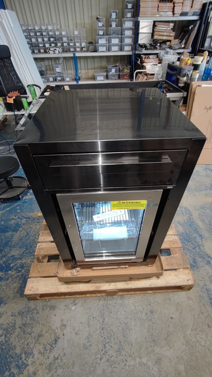 outlet-nordic-line-fritstaende-koleskab-sort