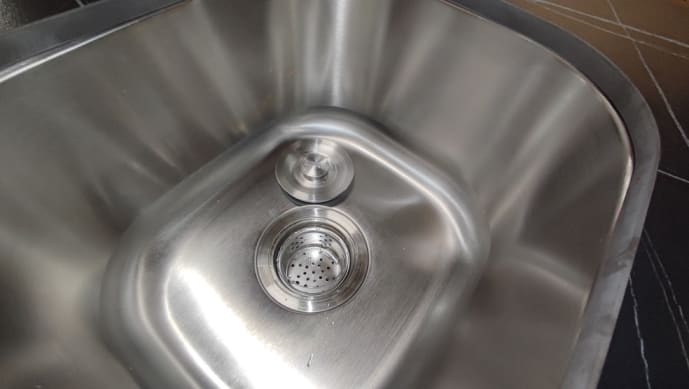 outlet-pure-modul-med-kjoleskap-oppvaskbenk-og-oppbevaringsskap-svart