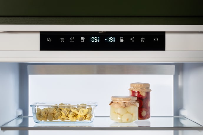 70-cm-helintegrerad-kyl-frys-193-cm-hog-door-on-door-ref704bbnptc