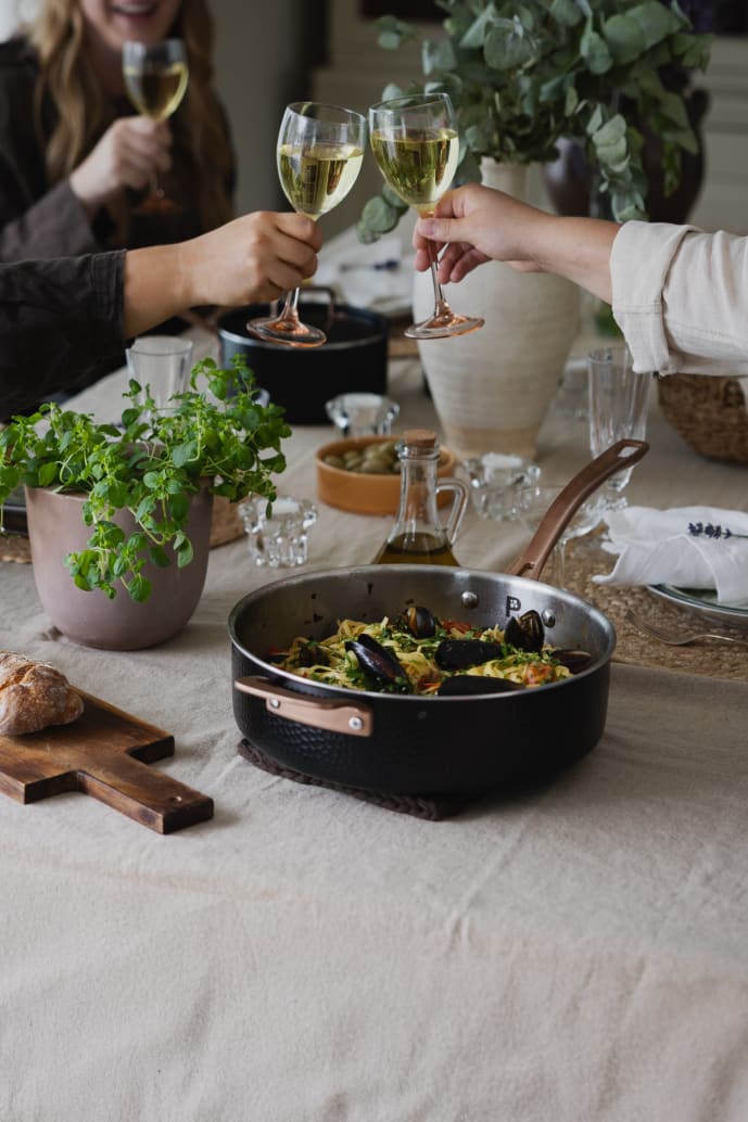 sauteuse-avec-couvercle-28-cm-noir