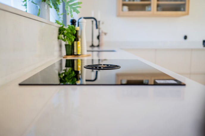 modern-80-cm-induktionshall-med-integrerad-flakt