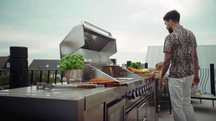 stainless-collection-free-standing-gas-grill-with-6-burners-and-infrared-powersear-zone-incl-accessory-package