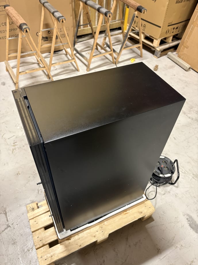 outlet-vinkoleskab-til-indbygning-winecave-800-30d-fullglass-black