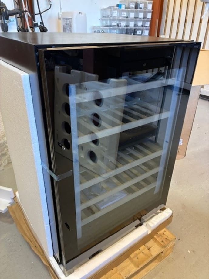 outlet-innbyggbart-vinskap-winecave-800-60d-fullglass-black